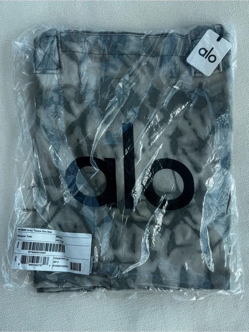 ALO Yoga Tie-Dye Canvas Shopper Tote Bag in Gray - Picture 2 of 4